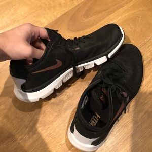 Black nike shoes